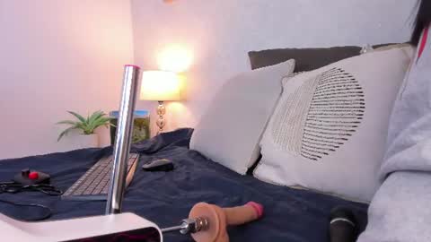  Caroline  online show from June 18, 2026, 11:36 am