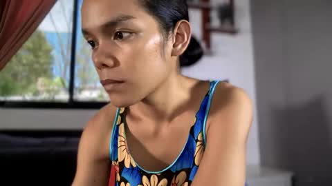 caroline_east online show from May 14, 2026, 3:57 am