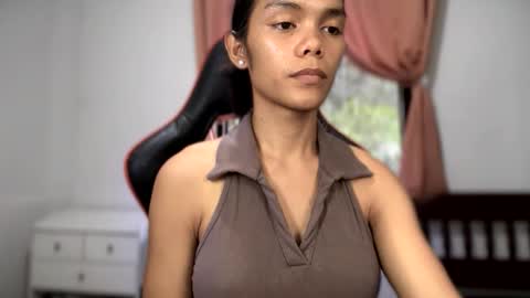 caroline_east online show from May 17, 2026, 1:03 am