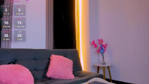 caroline_foster1 online show from May 4, 2026, 12:23 pm