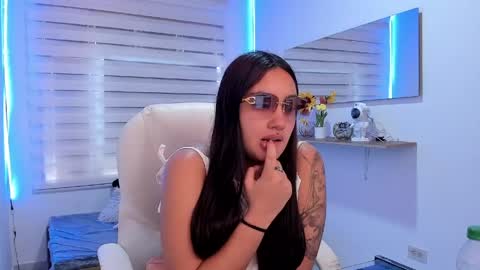 caroline_rodriguez_9 online show from April 25, 2026, 8:06 pm