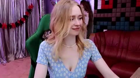 Snapshot of carolinedjoi chatting on November 11, 2025, 12:38 pm Caroline online show from November 11, 2025, 12:38 pm