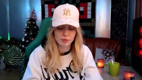 Caroline online show from December 22, 2025, 6:27 pm