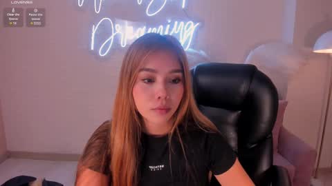 Snapshot of carolinegrace_ chatting on February 19, 2025, 10:45 am Caro online show from February 19, 2025, 10:45 am