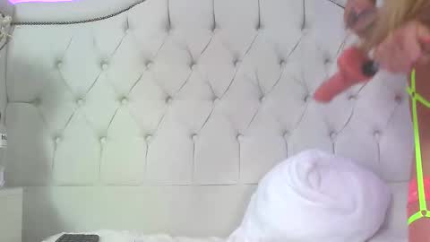 carolinesampaio online show from November 19, 2025, 5:57 pm