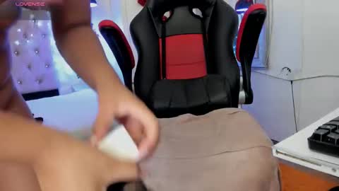 Snapshot of carolinescoth_dl chatting on December 21, 2024, 8:54 pm Caroline Scoth online show from December 21, 2024, 8:54 pm