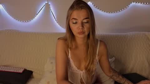 Snapshot of carriebradshawww chatting on October 4, 2025, 2:48 pm carriebradshawww online show from October 4, 2025, 2:48 pm