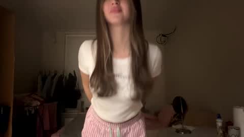 Snapshot of carrybodrick chatting on December 5, 2025, 2:58 pm Kira online show from December 5, 2025, 2:58 pm