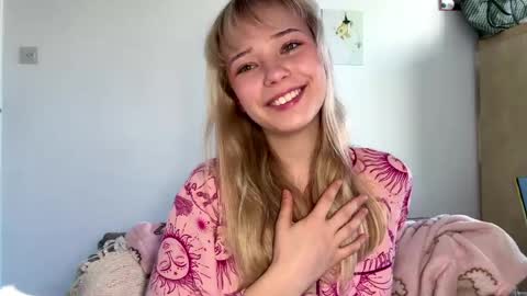 Snapshot of cassijent chatting on April 7, 2026, 7:09 am Olivia online show from April 7, 2026, 7:09 am