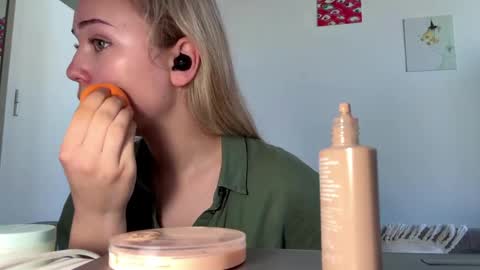 Snapshot of cassijent chatting on April 8, 2026, 7:08 am Olivia online show from April 8, 2026, 7:08 am