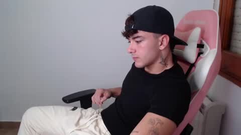 Snapshot of castrotwins chatting on October 13, 2025, 5:24 pm castrotwins online show from October 13, 2025, 5:24 pm