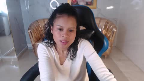 Catalina  online show from December 19, 2025, 2:02 pm