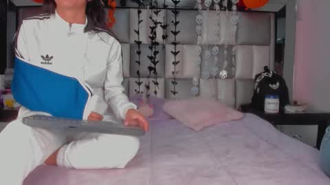 Snapshot of catalina_jade chatting on October 24, 2025, 3:41 pm Cata online show from October 24, 2025, 3:41 pm