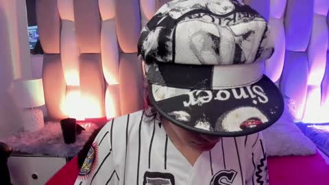 Cat  online show from December 19, 2024, 6:01 pm