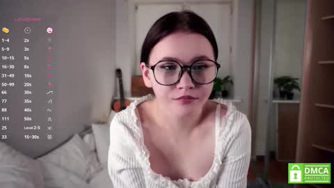 Eva  online show from September 15, 2025, 6:52 pm
