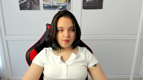 Snapshot of catrine_cute chatting on May 6, 2026, 7:13 am Catrine online show from May 6, 2026, 7:13 am