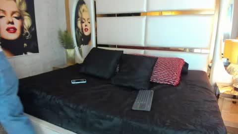celeste_starsss online show from August 5, 2026, 8:44 pm