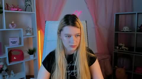your cute kitty online show from May 4, 2026, 6:37 pm