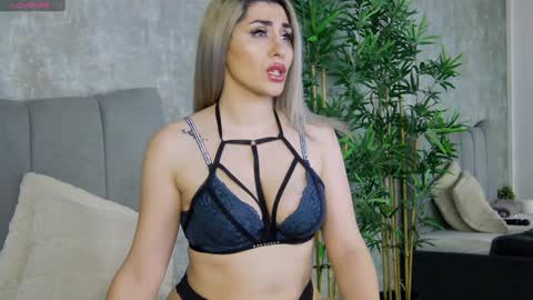 CelineMeyer online show from December 4, 2024, 11:08 am