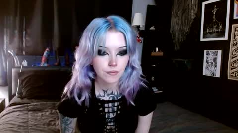 Averi online show from January 1, 2025, 9:41 pm