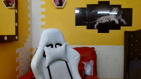 chacorta_ online show from May 8, 2026, 1:11 am