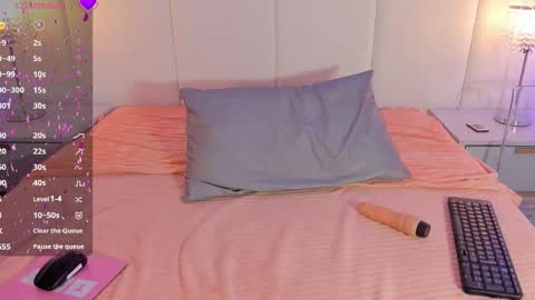 chanelsmell_ online show from September 12, 2025, 10:21 pm