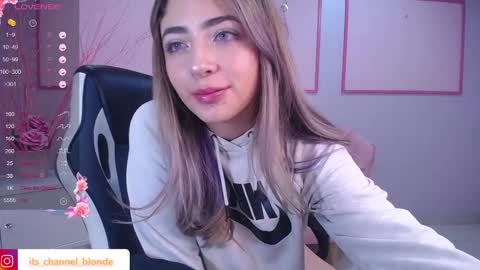 channel_blonde_a online show from February 3, 2025, 4:41 pm
