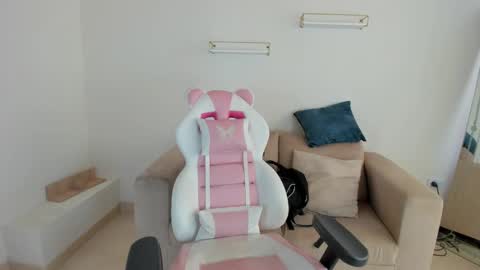 Snapshot of charlote_cowell_sub_ chatting on September 19, 2025, 8:09 pm    online show from September 19, 2025, 8:09 pm