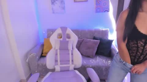 Snapshot of charlote_cowell_sub_ chatting on October 1, 2025, 4:02 pm    online show from October 1, 2025, 4:02 pm