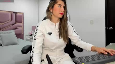 Charlote online show from October 15, 2025, 11:32 am