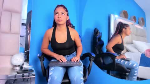 charlotte_mia17 online show from November 18, 2025, 2:43 pm