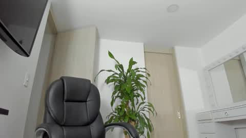 Yuli online show from October 10, 2025, 6:12 am