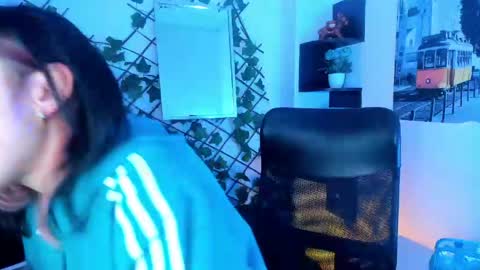 charlottestuart_ online show from May 6, 2026, 3:35 am