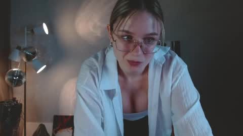 Snapshot of charming_beauty chatting on April 18, 2026, 1:42 am Michelle online show from April 18, 2026, 1:42 am