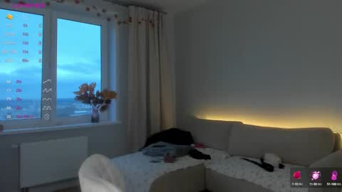 Em online show from September 30, 2025, 1:27 pm