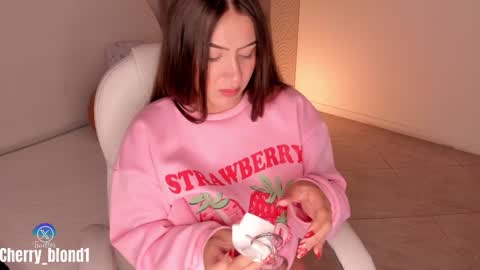 Snapshot of cherry_blond_ chatting on December 27, 2024, 9:39 am Cherry online show from December 27, 2024, 9:39 am