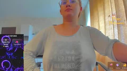 Snapshot of cherry_pie_69 chatting on October 28, 2025, 11:47 am mayra online show from October 28, 2025, 11:47 am