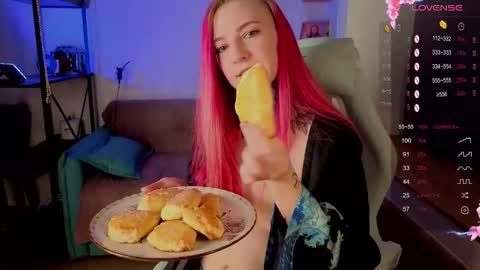 Snapshot of cherry_roxy chatting on November 14, 2025, 9:46 pm Roxy online show from November 14, 2025, 9:46 pm