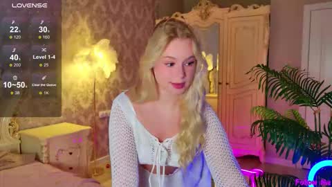 Mila online show from September 18, 2025, 3:47 pm