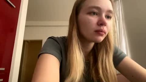 Snapshot of cherryleija chatting on April 5, 2026, 9:06 am Lei online show from April 5, 2026, 9:06 am