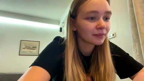 Snapshot of cherryleija chatting on April 9, 2026, 1:49 pm Lei online show from April 9, 2026, 1:49 pm