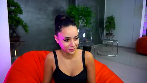 Selena online show from September 18, 2025, 6:54 pm