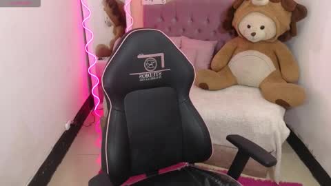 Chiara  online show from November 7, 2025, 3:17 am