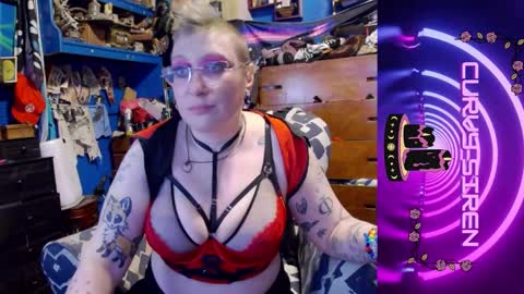 Snapshot of chiaroscurosiren chatting on December 17, 2025, 3:45 am CurvySiren online show from December 17, 2025, 3:45 am