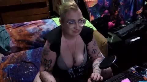 Snapshot of chiaroscurosiren chatting on April 16, 2026, 5:52 am CurvySiren online show from April 16, 2026, 5:52 am