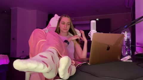 Snapshot of chillgoddess chatting on December 9, 2024, 4:37 pm Goddess Vika - owner of all ur money online show from December 9, 2024, 4:37 pm