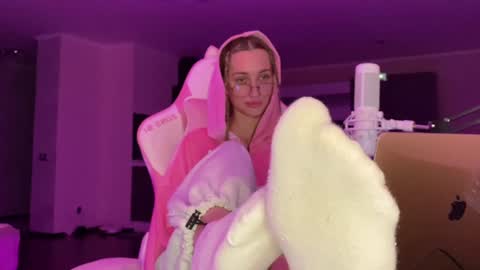 Snapshot of chillgoddess chatting on December 14, 2024, 3:15 pm Goddess Vika - owner of all ur money online show from December 14, 2024, 3:15 pm