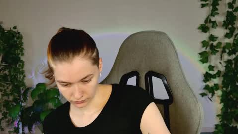 Snapshot of chillsnail_bro chatting on April 18, 2026, 9:02 am Bella online show from April 18, 2026, 9:02 am