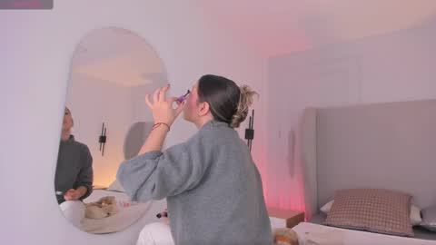 Chloe online show from November 12, 2025, 6:58 am