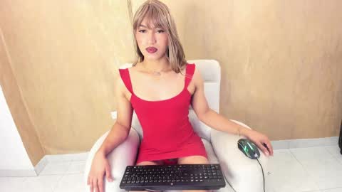 Snapshot of chloe_luxury chatting on May 12, 2026, 1:19 pm chloe_luxury online show from May 12, 2026, 1:19 pm